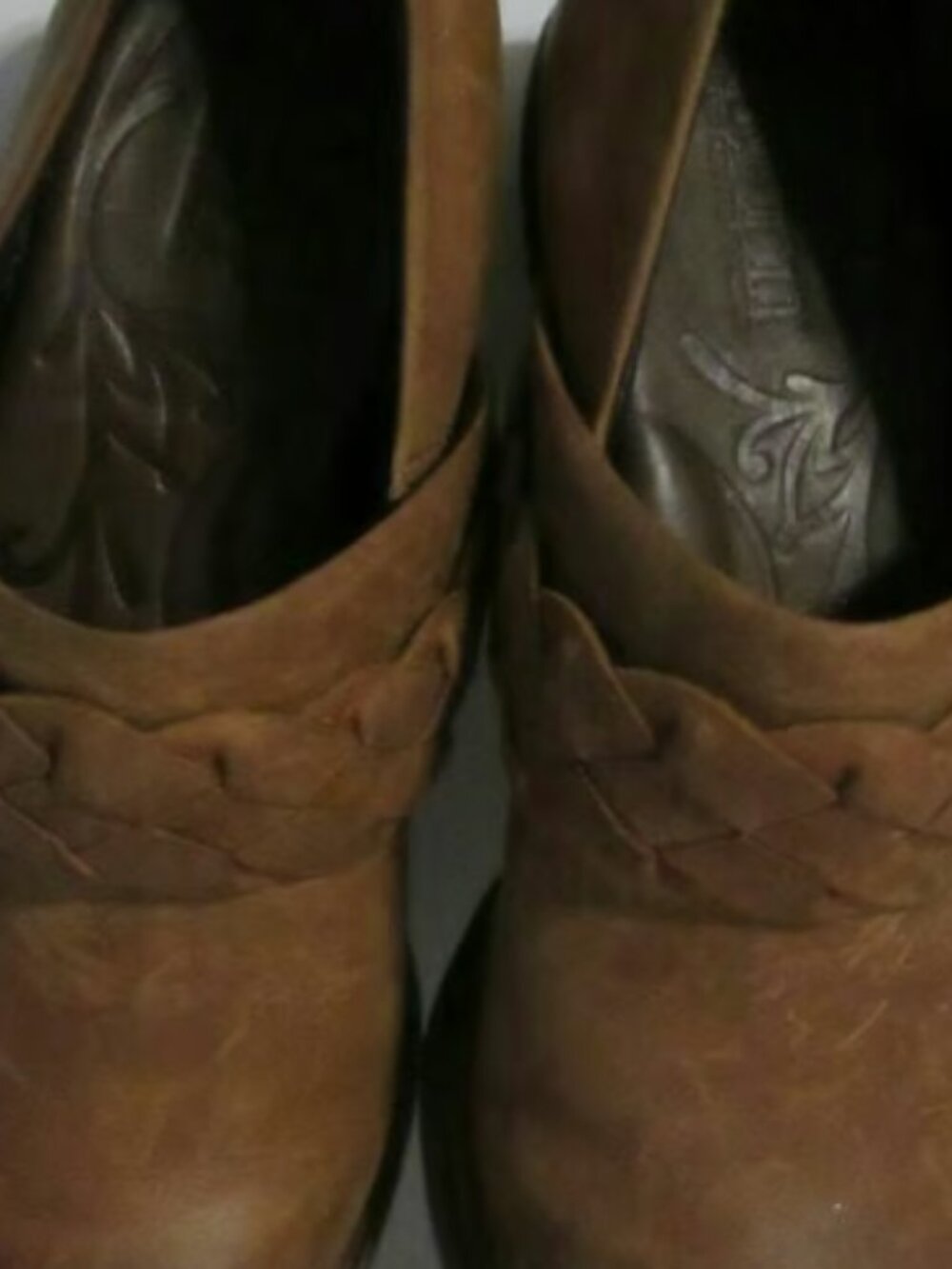 Born shoe boots w braided trim leather